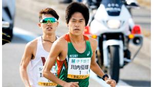 １４キロ付近で川内優輝（埼玉県庁）と鈴木洋平（早大）が先頭で競り合う＝松山市苞木