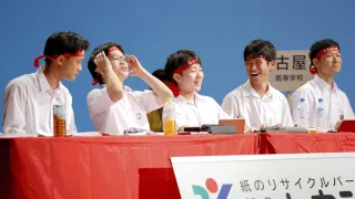 ９年ぶりの優勝を果たした名古屋Ａ＝２５日午後、松山市湊町７丁目（撮影・小田良輔）