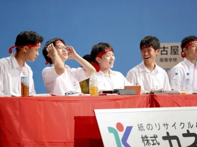 ９年ぶりの優勝を果たした名古屋Ａ＝２５日午後、松山市湊町７丁目（撮影・小田良輔）