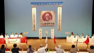 決勝リーグを戦う開成（東京）と水沢（岩手）＝２５日午前、松山市湊町７丁目