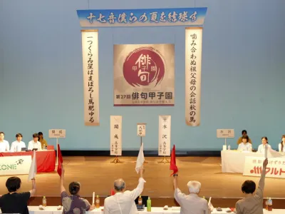 決勝リーグを戦う開成（東京）と水沢（岩手）＝２５日午前、松山市湊町７丁目
