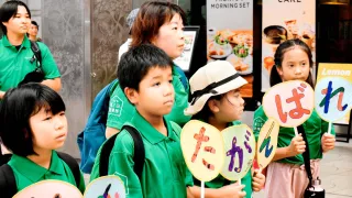 伯方島から駆けつけ今治西高伯方分校を応援する児童。普段から選手と交流しているという＝８月２４日