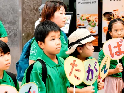 伯方島から駆けつけ今治西高伯方分校を応援する児童。普段から選手と交流しているという＝８月２４日