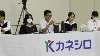 優勝し喜ぶ愛光のメンバー＝２２日午後、松山市湊町７丁目（撮影・高橋正剛）