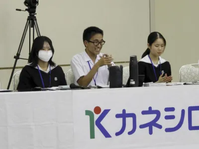 優勝し喜ぶ愛光のメンバー＝２２日午後、松山市湊町７丁目（撮影・高橋正剛）