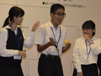 選手宣誓を引き当てて喜ぶ愛光の明照彬吾さん（中央）＝２２日夜、松山市文京町