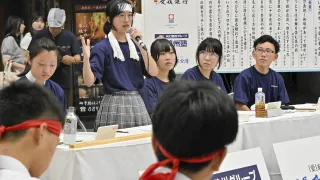予選トーナメントで名古屋Ｂ（愛知）とディベートをする愛媛大附属＝２３日午後、松山市の大街道商店街（撮影・武田泰和）