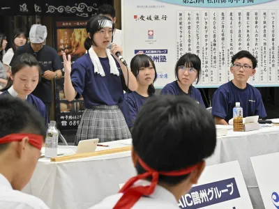 予選トーナメントで名古屋Ｂ（愛知）とディベートをする愛媛大附属＝２３日午後、松山市の大街道商店街（撮影・武田泰和）