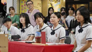 相手の意見に真剣に耳を傾ける済美平成のメンバー＝２３日午後、松山市の大街道商店街（撮影・高橋正剛）