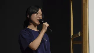 敗者復活戦で審査員の質問に堂々と答える愛媛大附属の武田琉里さん＝２４日午前、松山市堀之内（撮影・石川美咲）