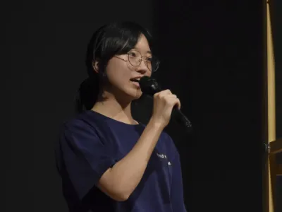 敗者復活戦で審査員の質問に堂々と答える愛媛大附属の武田琉里さん＝２４日午前、松山市堀之内（撮影・石川美咲）