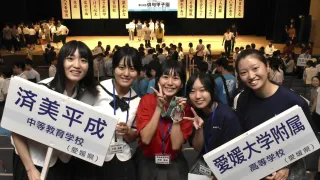 再会を果たした愛媛の句友と記念撮影する阿見果凜さん（中央）＝２４日午後、松山市堀之内