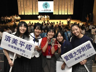 再会を果たした愛媛の句友と記念撮影する阿見果凜さん（中央）＝２４日午後、松山市堀之内
