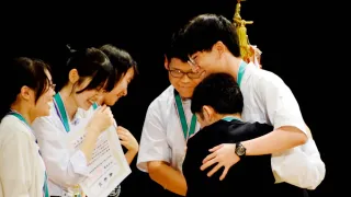 抱き合って初優勝を喜ぶ横浜翠嵐のメンバー＝２４日午後、松山市堀之内