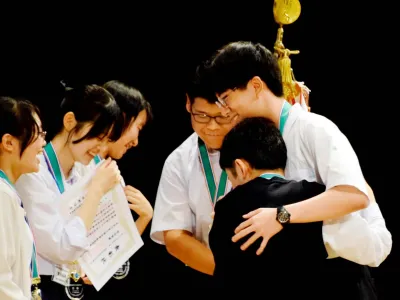 抱き合って初優勝を喜ぶ横浜翠嵐のメンバー＝２４日午後、松山市堀之内