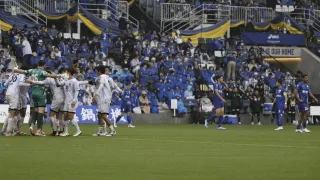【ＦＣ今治―奈良】試合が終わり喜ぶ奈良イレブン（左）と肩を落とす今治の選手＝アシさと