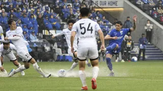 【ＦＣ今治―奈良】後半、ミドルシュートを放つ今治のゴメス（右）＝アシさと