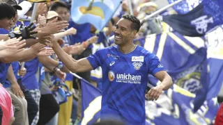 【ＦＣ今治―高知】後半２７分、先制ゴールを決めサポーターと喜びを分かち合うエジガル（中央）＝アシさと