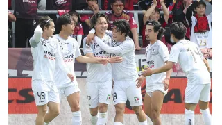 【金沢―愛媛ＦＣ】前半１７分に先制点を決め、仲間と喜ぶ愛媛・田口（左から３人目）＝ゴースタ