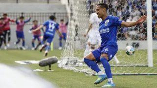 【ＦＣ今治―高知】後半２７分、先制点を決めサポーターが待つゴール裏へと駆けるエジガル（右）。奥はアシストの林と喜ぶベンチメンバー＝アシさと