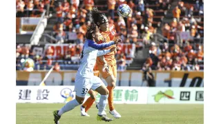 【愛媛ＦＣ―富山】前半、相手と競り合う愛媛の田口（右）＝ニンスタ（撮影・門屋駿介）