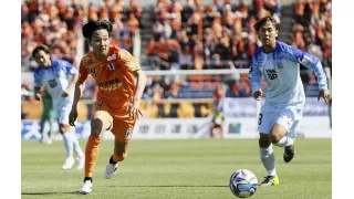 【愛媛ＦＣ―富山】前半、ボールを運ぶ愛媛の斉藤（左から２人目）＝ニンスタ（撮影・門屋駿介）
