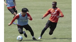 高知戦に向けて練習する愛媛ＦＣの選手＝１４日、レインボーハイランド