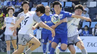 【ＦＣ今治―讃岐】前半、相手選手と競り合う今治・古山（中央）＝アシさと（撮影・久賀大輔）