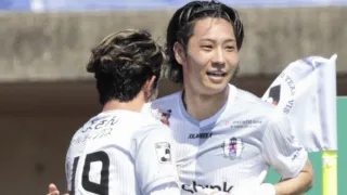 【高知―愛媛ＦＣ】前半１３分、先制点を決め喜ぶ愛媛の田口（右）＝ギケンス