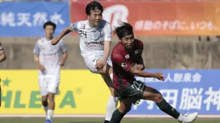 【高知―愛媛ＦＣ】後半、シュートを放つ愛媛の宮本（２４）＝ギケンス