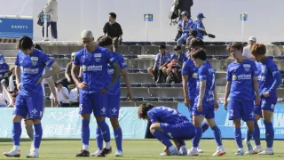 【ＦＣ今治―讃岐】讃岐に逆転負けし、肩を落とす今治イレブン＝アシさと（撮影・久賀大輔）