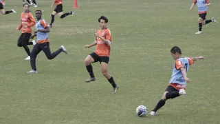 新潟戦に向けて練習する愛媛ＦＣの選手＝２０日、レインボーハイランド