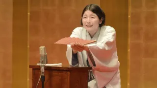 書道パフォーマンス甲子園の由来を講談で披露する神田鯉花さん