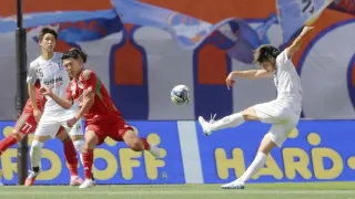 【新潟―愛媛ＦＣ】前半、シュートを放つ愛媛・田口（右）＝デンカＳ