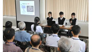 輝安鉱の魅力発信に向けた取り組みを紹介する西条高生（奥）