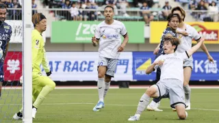 【徳島―ＦＣ今治】前半４０分、ＣＫから今治・梅木（右手前）がゴールを決め１―１とする＝鳴門大塚
