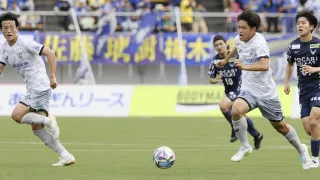【徳島―ＦＣ今治】前半、ボール奪取し攻め上がる今治の佐藤（右から２人目）と駆け出す古山（左から２人目）＝鳴門大塚