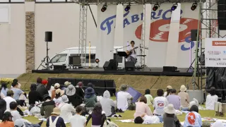 芝生にタオルを敷いて演奏を楽しんだ「ファブリック・サウンド」